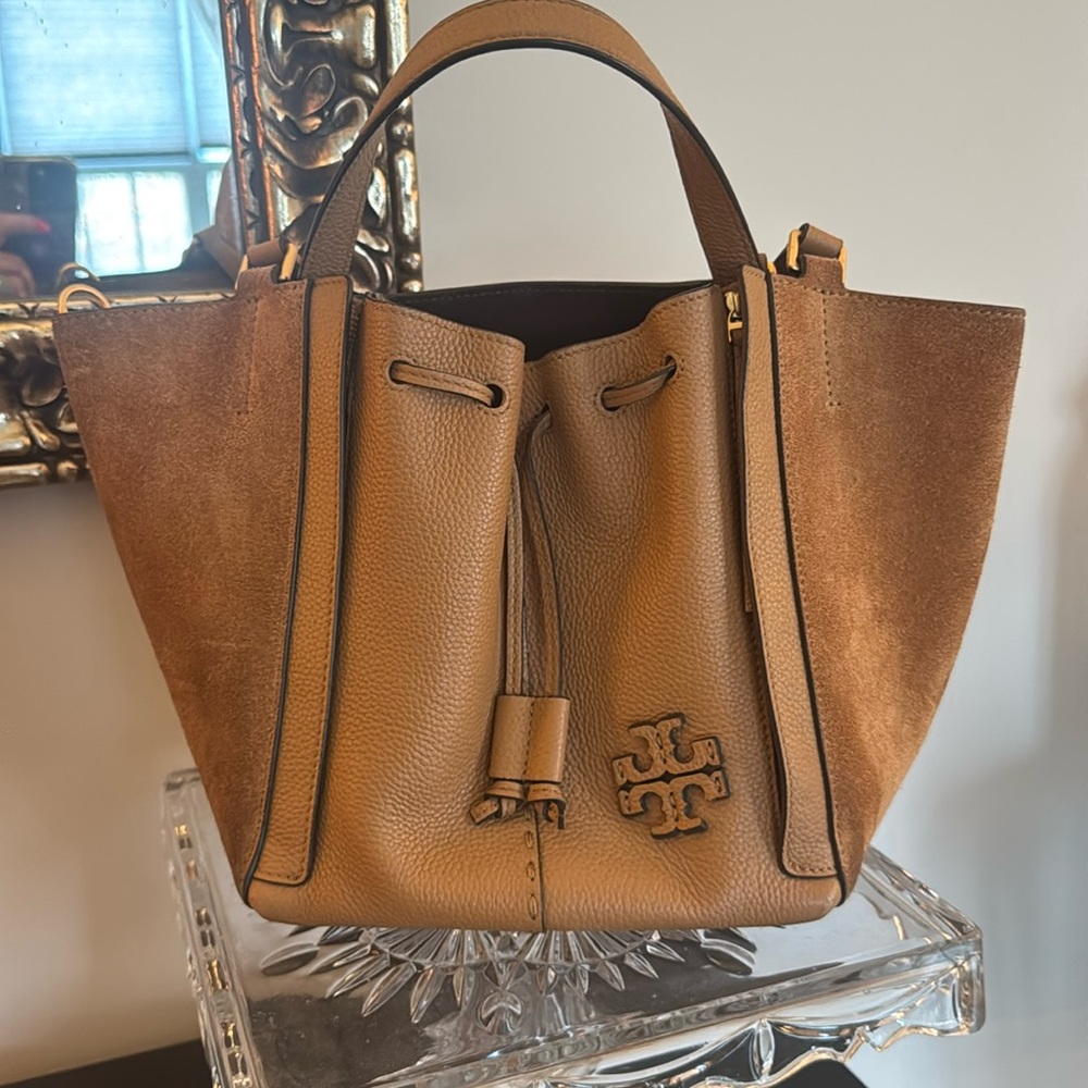 Tory Burch McGraw Dragonfly bucket bag. NWT